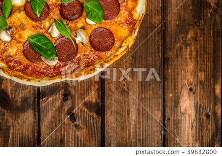 Rustic pizza with salami, mozzarella and spinach 39832800