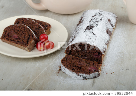Chocolate cake with strawberries and grapes Chocolate cake with strawberries and grapes 39832844