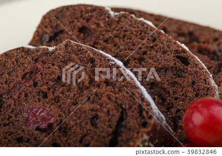 Chocolate cake with strawberries and grapes Chocolate cake with strawberries and grapes 39832846