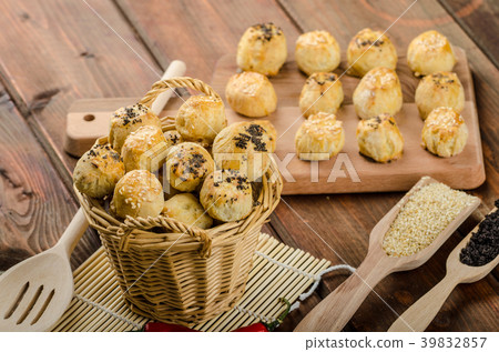 Cheesy Bites with garlic and blue cheese Cheesy Bites with garlic and blue cheese 39832857