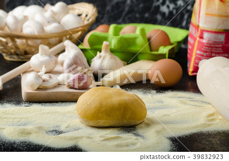 Making pasta from italian flour semolina 39832923