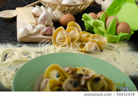 Pasta of the Italian semolina flour - Tortellini 39832939