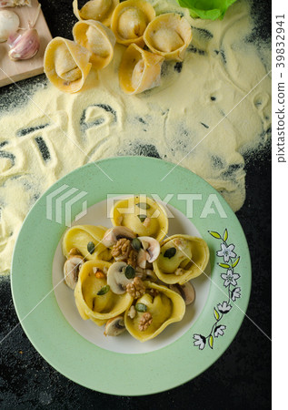 Pasta of the Italian semolina flour - Tortellini 39832941