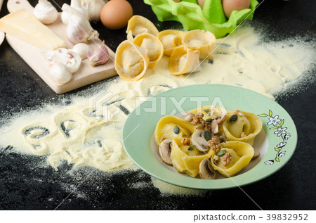 Pasta of the Italian semolina flour - Tortellini 39832952