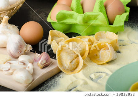 Pasta of the Italian semolina flour - Tortellini 39832958