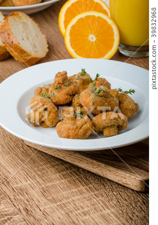 Breaded fried mushrooms with juice Breaded fried mushrooms with juice 39832968