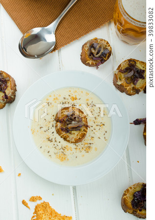 Creamy onion - garlic soup Creamy onion - garlic soup 39833082