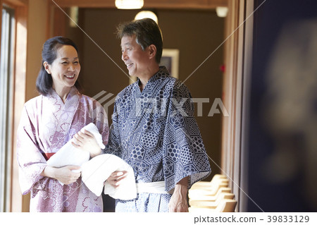 Hot spring travel couple 39833129