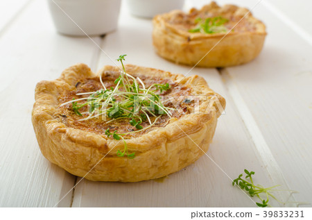 Onion mini quiche with bacon and corn 39833231