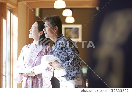Hot spring travel couple 39833232