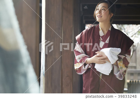 Hot spring woman portrait Hot spring woman portrait 39833248