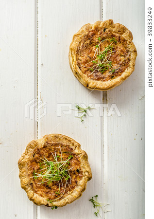 Onion mini quiche with bacon and corn Onion mini quiche with bacon and corn 39833249
