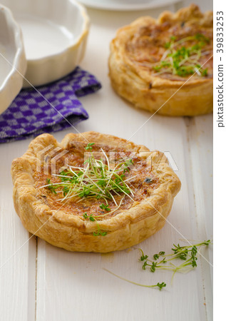 Onion mini quiche with bacon and corn 39833253