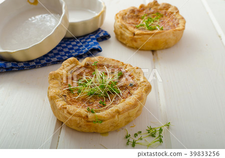 Onion mini quiche with bacon and corn 39833256