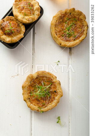 Onion mini quiche with bacon and corn Onion mini quiche with bacon and corn 39833262