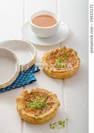 Onion mini quiche with bacon and corn 39833272