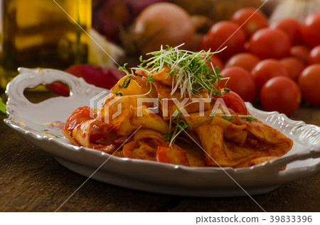 Pasta arrabiata with chilli and garlic organic 39833396