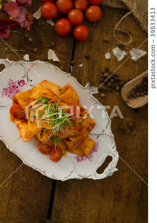 Pasta arrabiata with chilli and garlic organic 39833413
