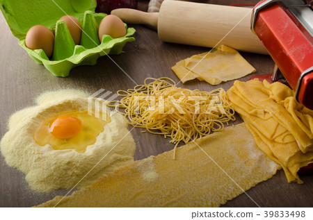 Homemade spaghetti carbonara production Homemade spaghetti carbonara production 39833498