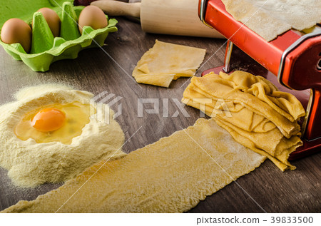 Homemade spaghetti carbonara production Homemade spaghetti carbonara production 39833500