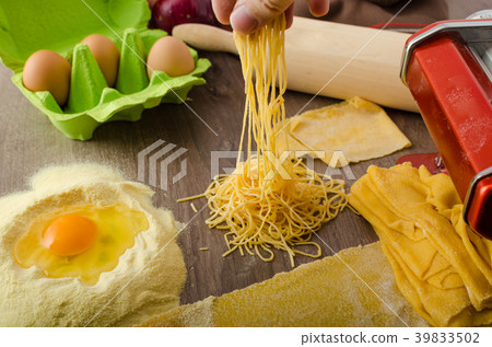 Homemade spaghetti carbonara production Homemade spaghetti carbonara production 39833502