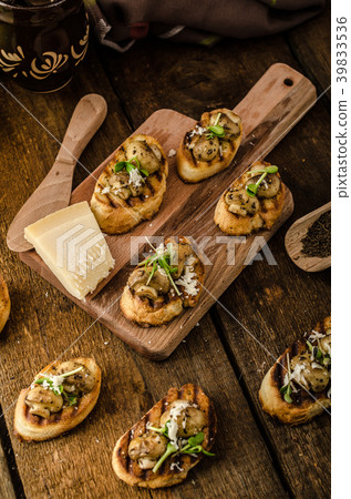 Mushroom snacks on grilled baguette Mushroom snacks on grilled baguette 39833536