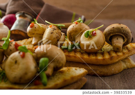 Wild mushrooms on toast Wild mushrooms on toast 39833539