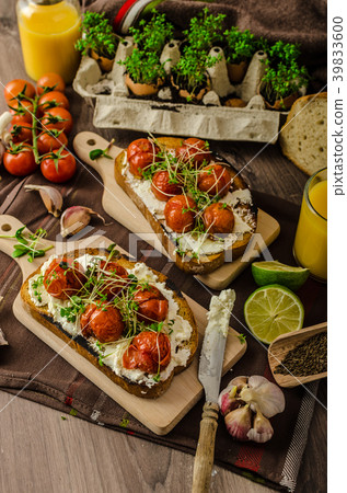 Roasted Cherry Tomato Sauce and Ricotta on Toast Roasted Cherry Tomato Sauce and Ricotta on Toast 39833600