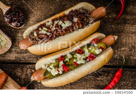Chilli and vegetarian hot dog 39834500