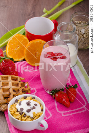 Strawberry smoothie and corn flakes Strawberry smoothie and corn flakes 39834502