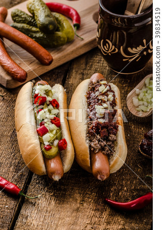Chilli and vegetarian hot dog 39834519