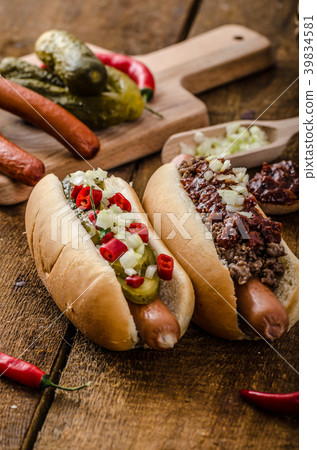 Chilli and vegetarian hot dog 39834581