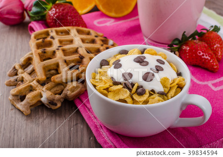 Strawberry smoothie and corn flakes Strawberry smoothie and corn flakes 39834594