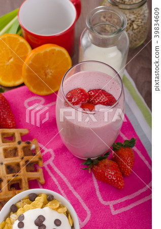 Strawberry smoothie and corn flakes Strawberry smoothie and corn flakes 39834609
