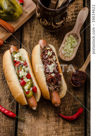 Chilli and vegetarian hot dog 39834622