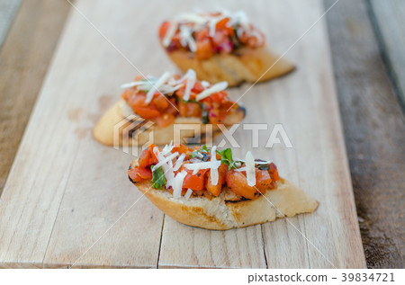 Crostini with onion, tomato and basil 39834721