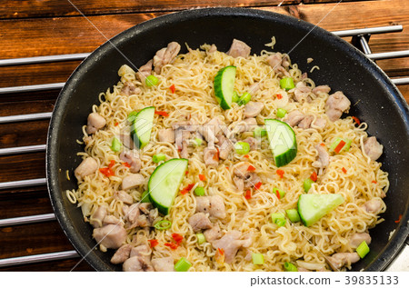 Chinese noodles with chicken Chinese noodles with chicken 39835133