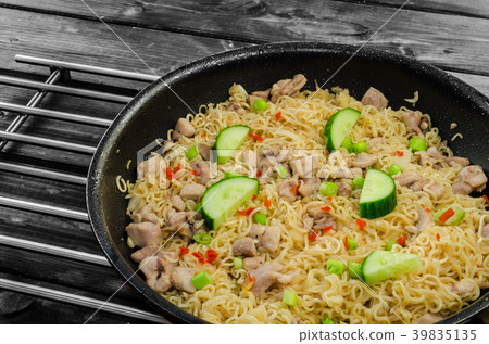 Chinese noodles with chicken 39835135