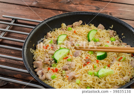 Chinese noodles with chicken Chinese noodles with chicken 39835138