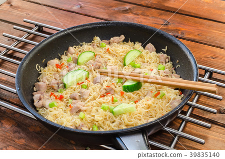 Chinese noodles with chicken Chinese noodles with chicken 39835140