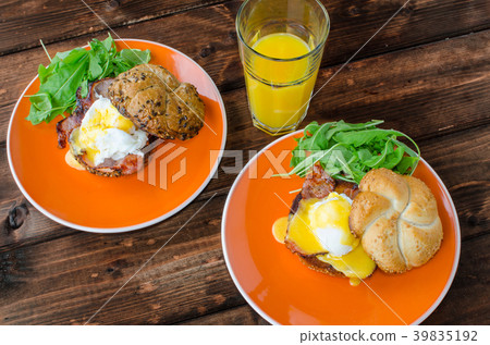 English muffin with bacon, egg benedict English muffin with bacon, egg benedict 39835192