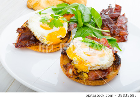 Eggs benedict with bacon and spinach Eggs benedict with bacon and spinach 39835683