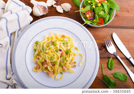 Italian pasta with spring onion and bacon Italian pasta with spring onion and bacon 39835685