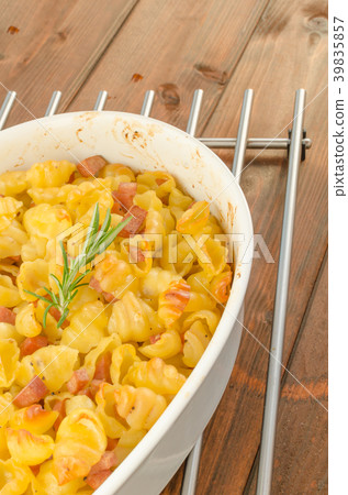Paked pasta with ham, eggs 39835857