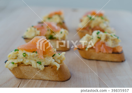 Toast with smoked salmon with scrambled eggs Toast with smoked salmon with scrambled eggs 39835937