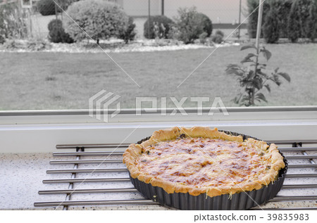 French quiche with onion, leek and mushrooms 39835983