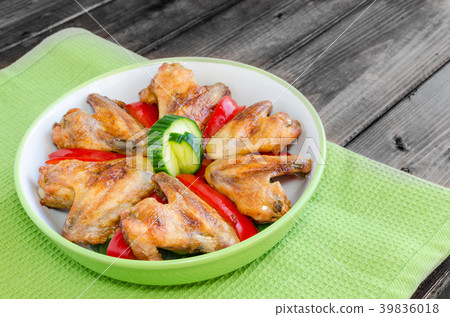 Chicken wings baked with vegetable Chicken wings baked with vegetable 39836018