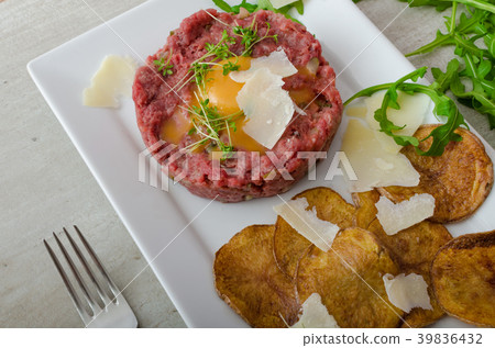 Beef tartar, potato chips Beef tartar, potato chips 39836432