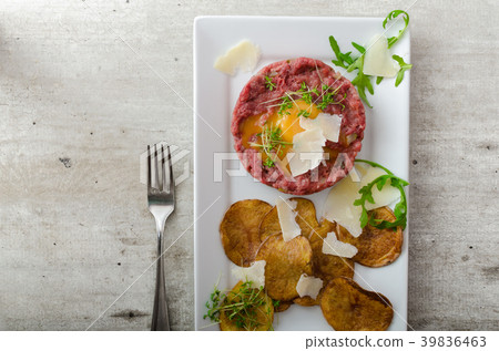 Beef tartar, potato chips 39836463