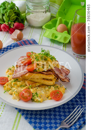 Scrambled eggs with bacon and French toast 39836465